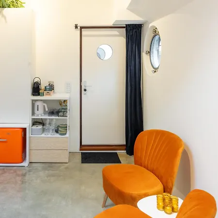 Guest house Boat - A Unique Houseboat In